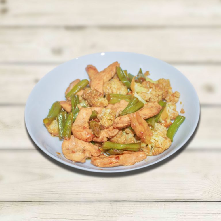 CHICKEN GINGER CAULIFLOWER AND BEANS STIR-FRY