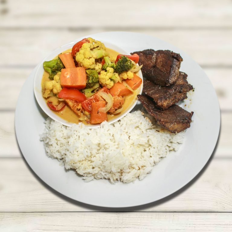 RICE WITH GRILLED BEEF AND GARDEN VEGETABLES CURRY